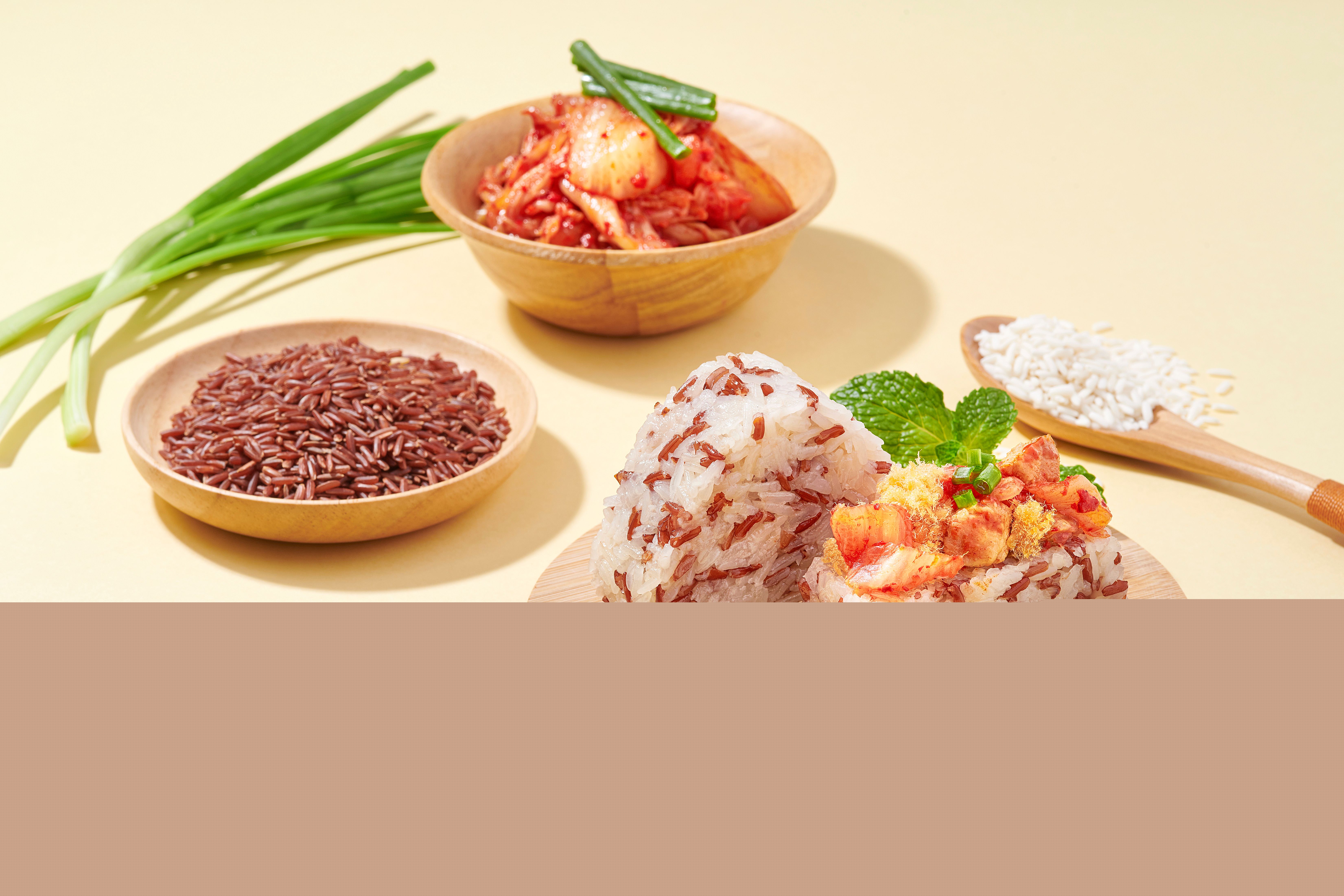 韓式泡菜雞肉紅米飯團(tuán)